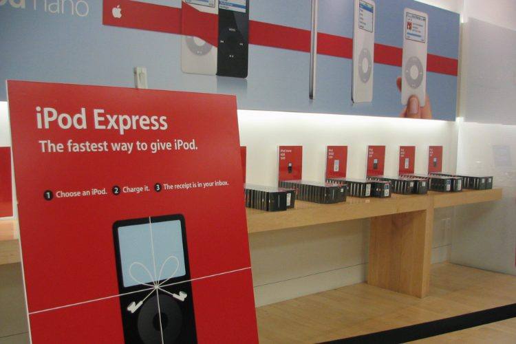 Apple iPod — Retail Design